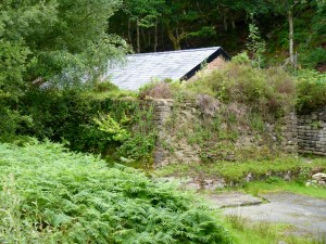 Blast wall and building at Gwaith Powdwr
